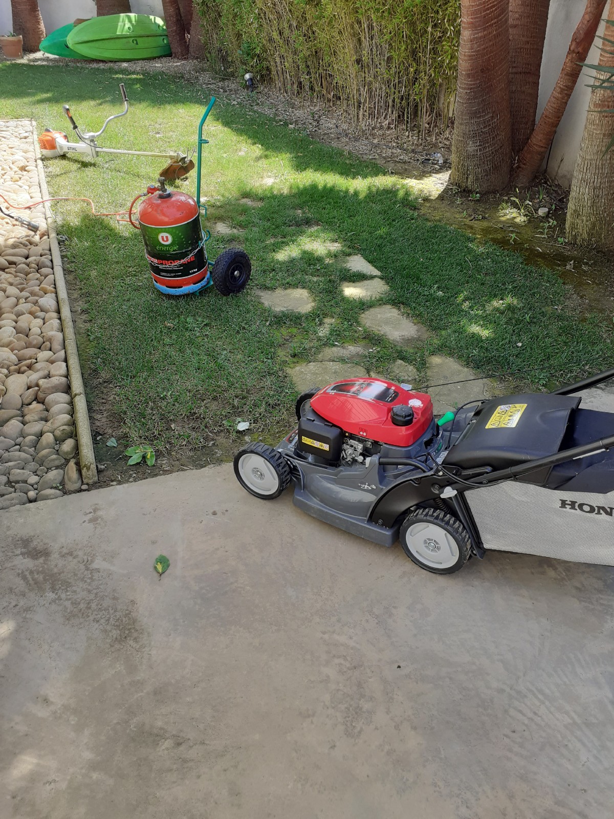 Tonte de jardin ou de pelouse par un jardinier professionnel à Agde